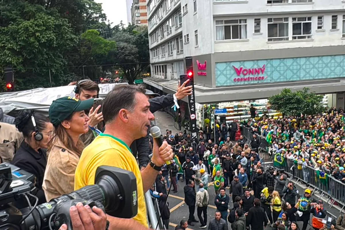 Flávio modera discurso ao mercado e endurece com pauta anti