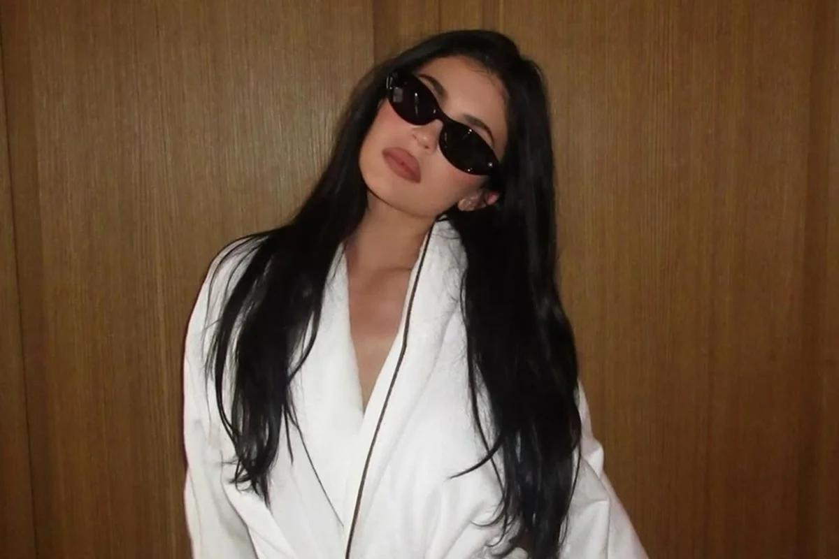Kylie Jenner é acusada de financiar machosfera com óculos da Meta
