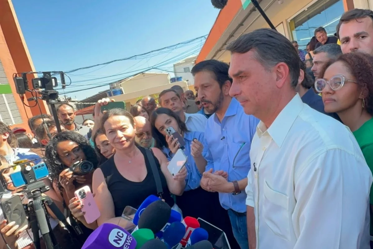 "Quem tem que explicar é Lula", diz Flávio sobre caso Dark Horse