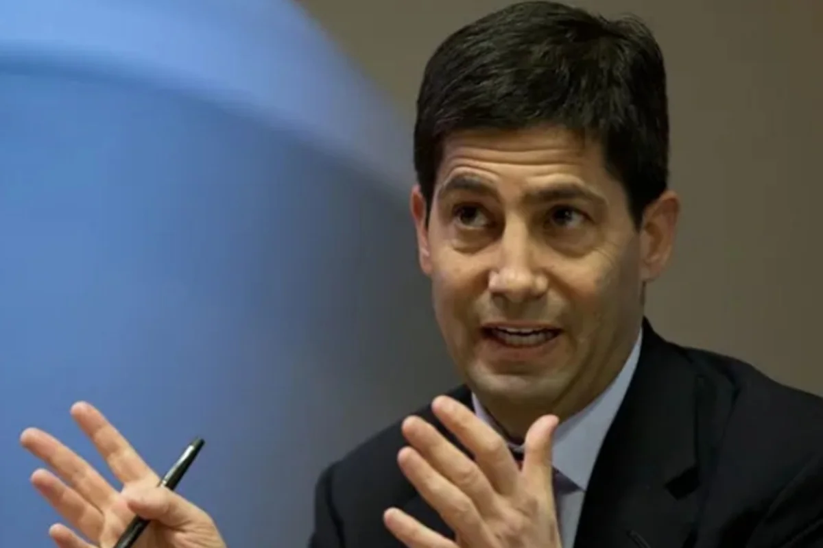 Dólar sobe forte à espera de discurso do presidente do BC americano