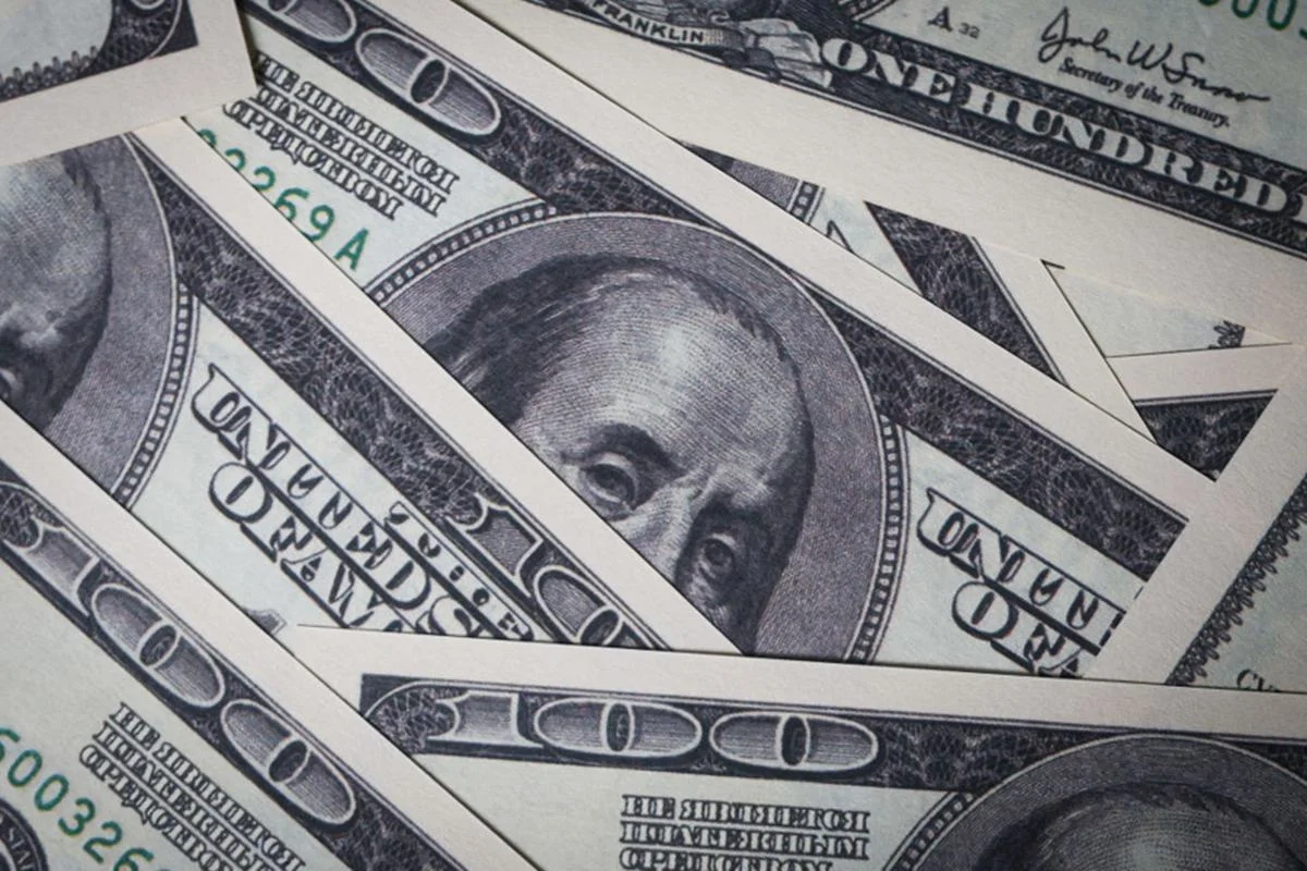 Dólar cai e Bolsa desaba com juros nos EUA e guerra no Oriente Médio
