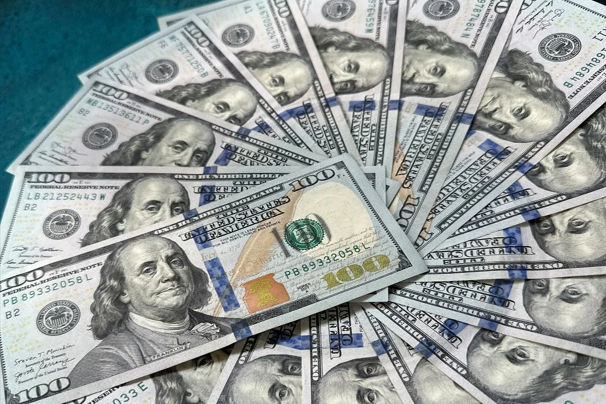 Dólar cai a R$ 5,07 e Ibovespa fecha estável em pregão morno