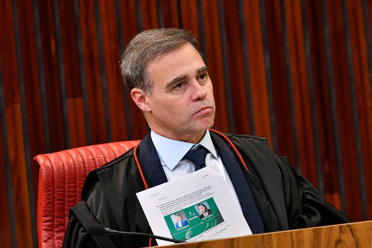 Mendonça manda derrubar posts do PT com acusações contra vice de Flávio