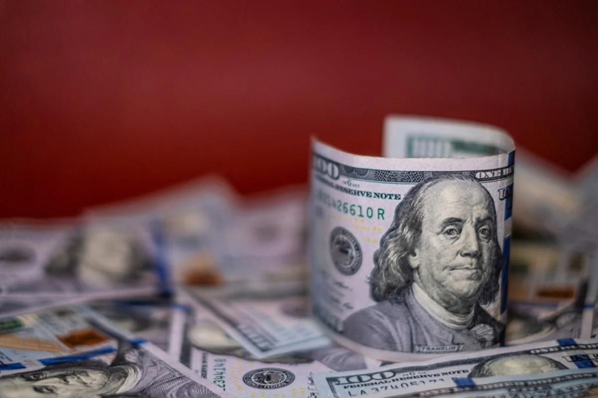 Dólar cai mesmo com alta do petróleo e à espera dos juros nos EUA