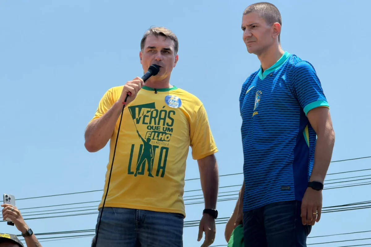 "É o fim da era Lula", diz Flávio Bolsonaro a apoiadores no Rio de Janeiro