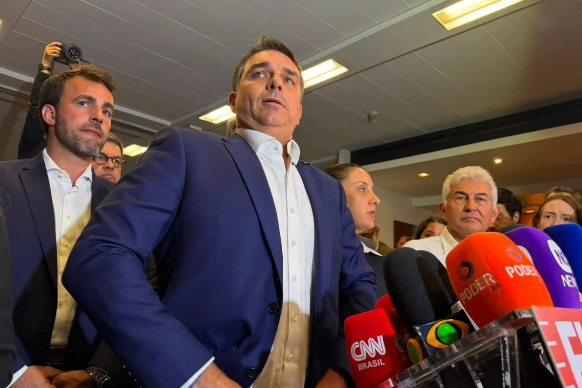 A um mês do 1º turno, Flávio ganha munição com Moraes, mas Dark Horse pesa