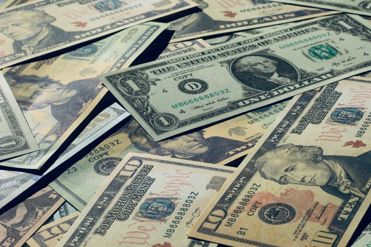 Dólar abre estável a R$ 5,08; mercado acompanha alta do petróleo