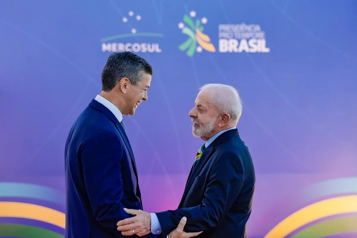Ao lado de líderes de direita, Lula participa da Cúpula do Mercosul