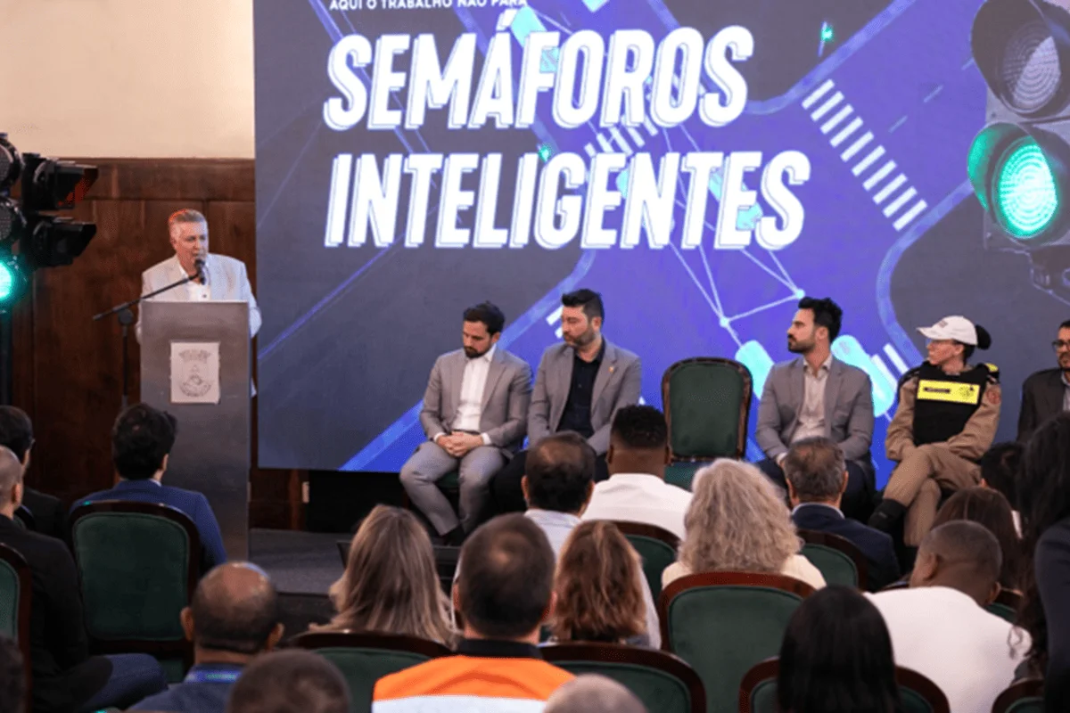 IA passa a controlar semáforos de BH e promessa é trânsito mais rápido