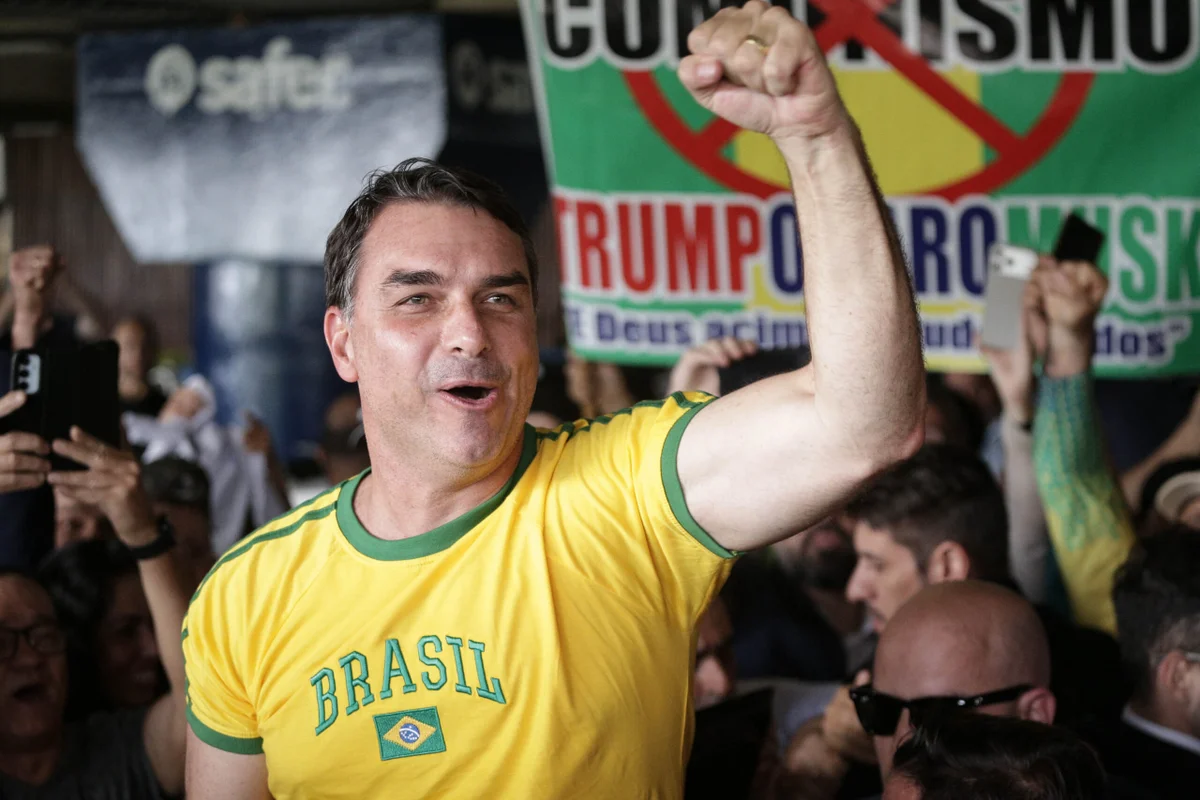 "Ninguém me aborrece", diz Flávio Bolsonaro após vídeo de Michelle