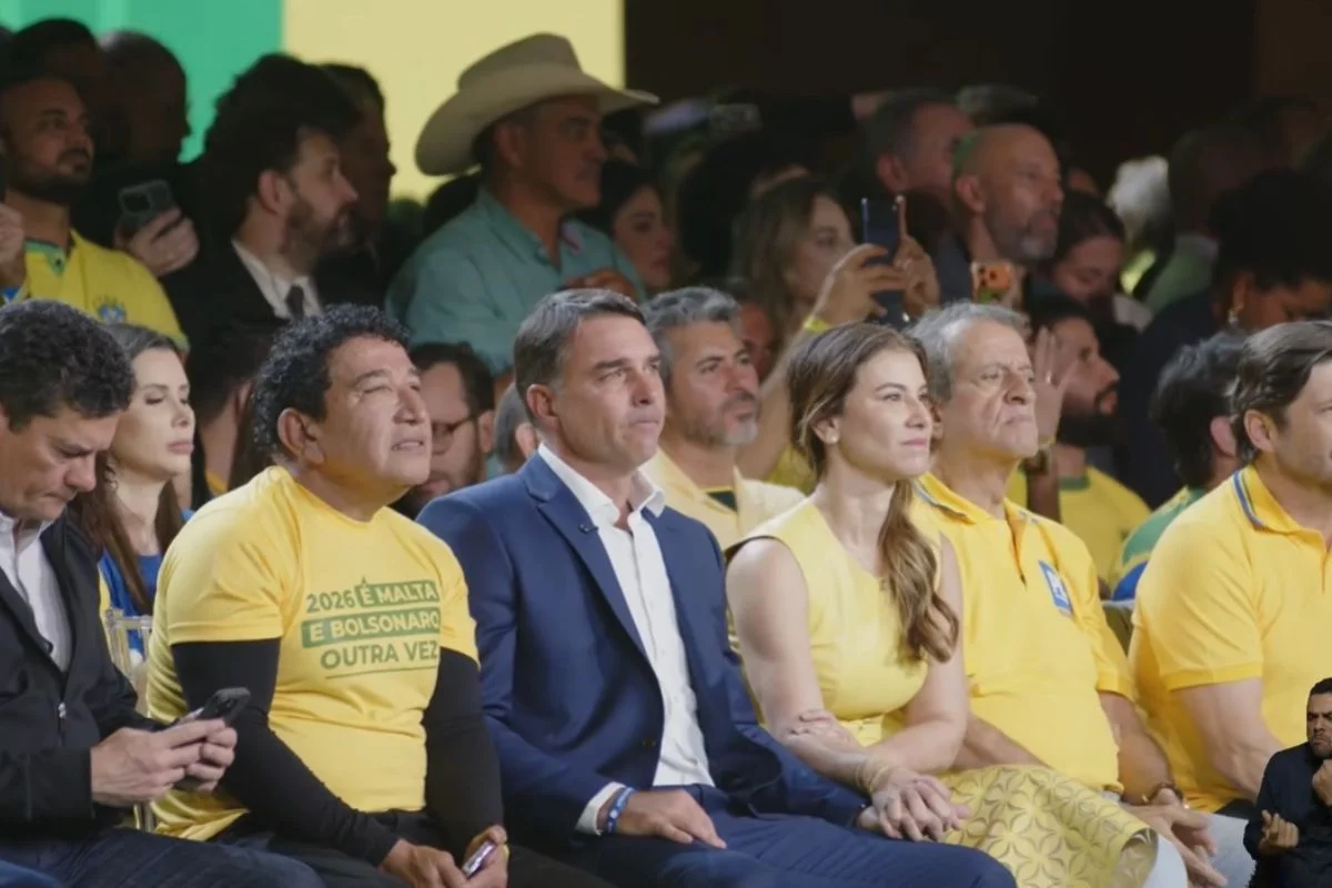 Carlos troca convenção de Flávio por viagem aos EUA