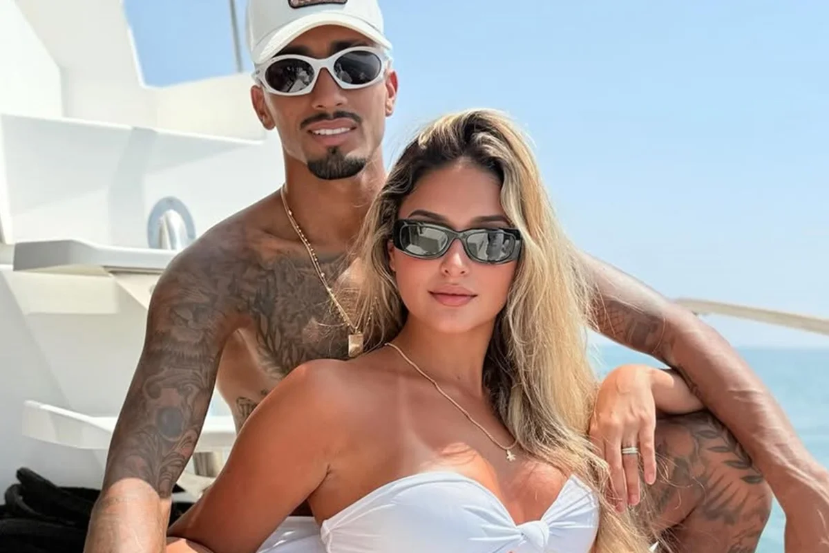 Esposa de Raphinha "previu" gol decisivo de Martinelli contra o Japão