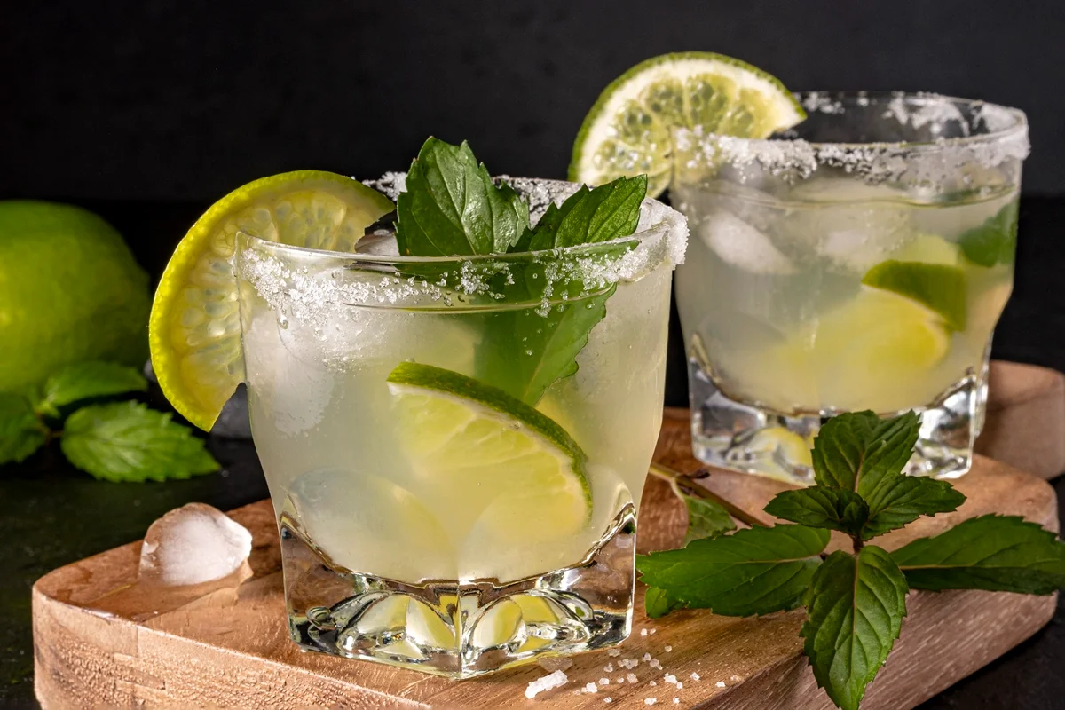 Drinks para o jogo da Seleção? Entenda como o gelo preserva o sabor
