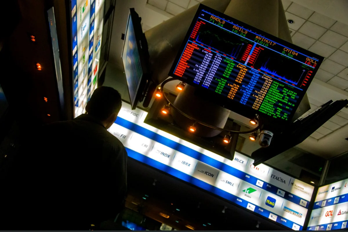 Dólar fecha em alta com mercado atento às tarifas dos EUA
