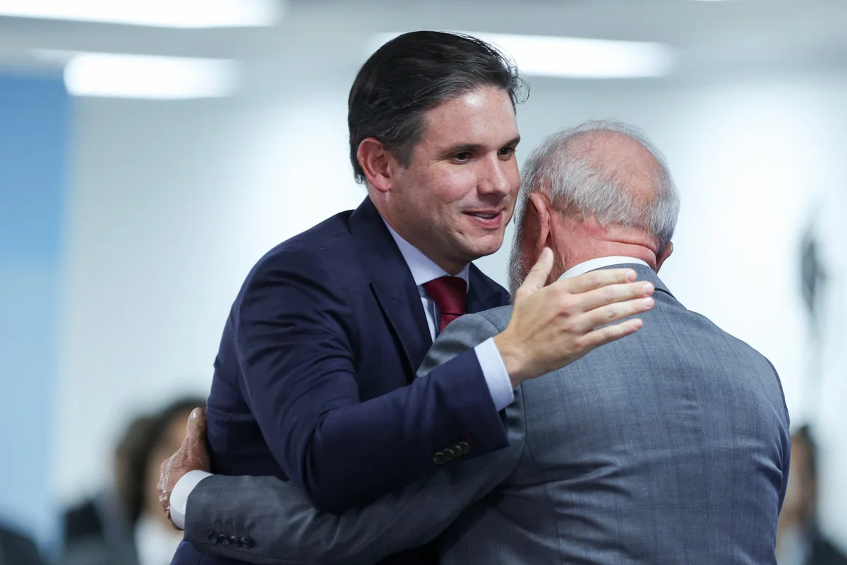 Lula entrega projeto de benefícios a MEIs para Hugo Motta
