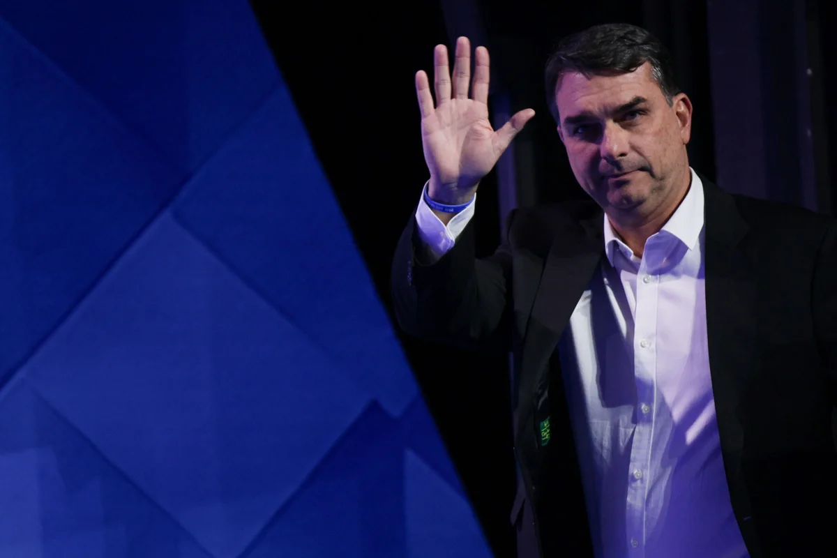 Além da vice, Flávio mira mulheres com plano para segurança e renda