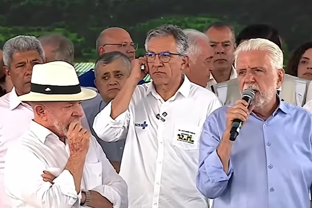 Na Bahia, Lula chama Jaques Wagner de "companheiro de longa data"
