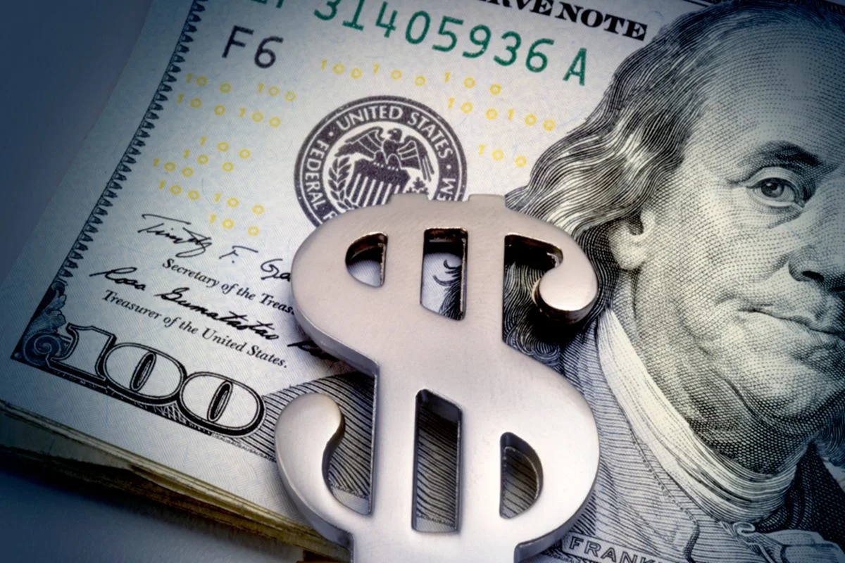 Dólar cai e Bolsa dispara com alívio do risco global e emprego recorde