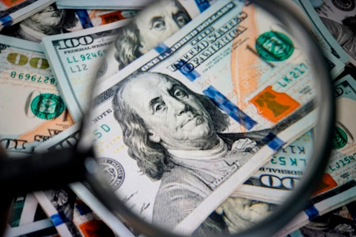 Dólar fica estável e Ibovespa sobe apesar de "apagão" na Bolsa