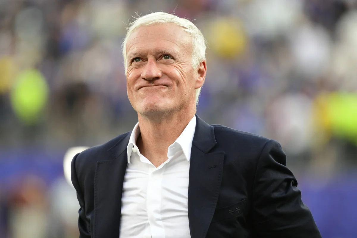 Deschamps diz confiar na arbitragem após Fifa manter cartão de Olise