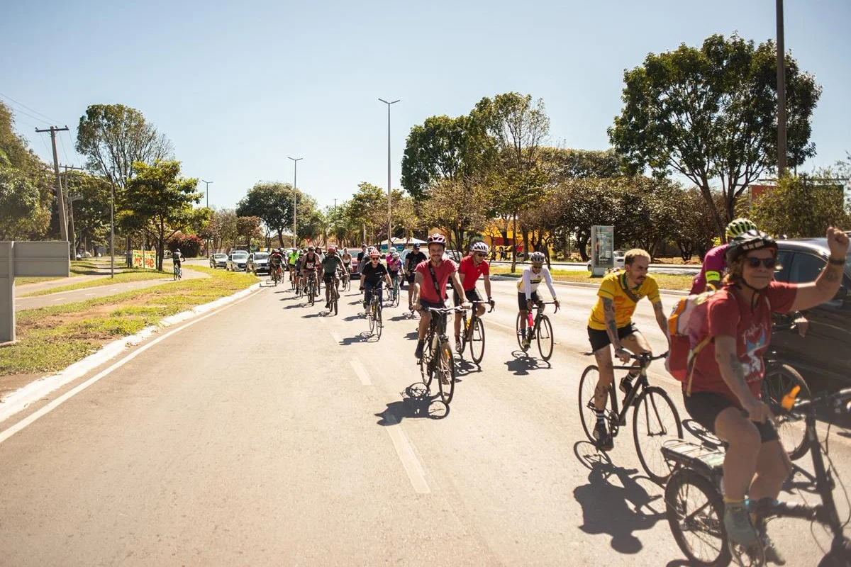 Atletas pedalam em protesto contra morte e atropelamento de ciclistas