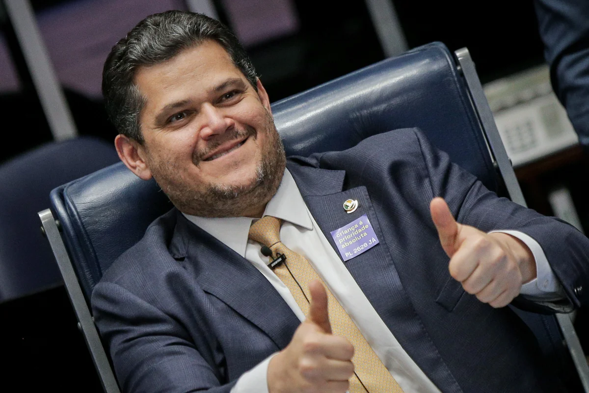 Alcolumbre dá sinais de bandeira branca a Lula no Senado