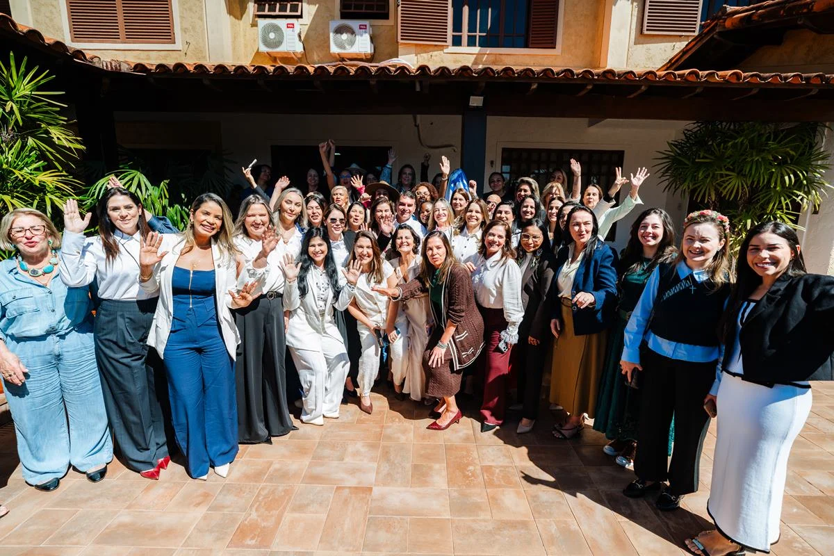 Pivô da briga de Flávio e Michelle vai a evento do senador e mulheres