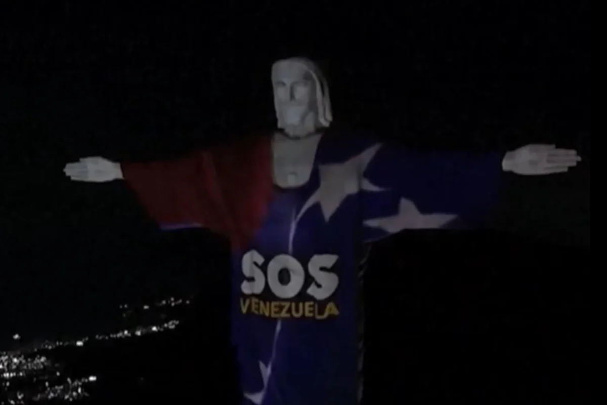 Cristo Redentor é iluminado em homenagem às vítimas na Venezuela