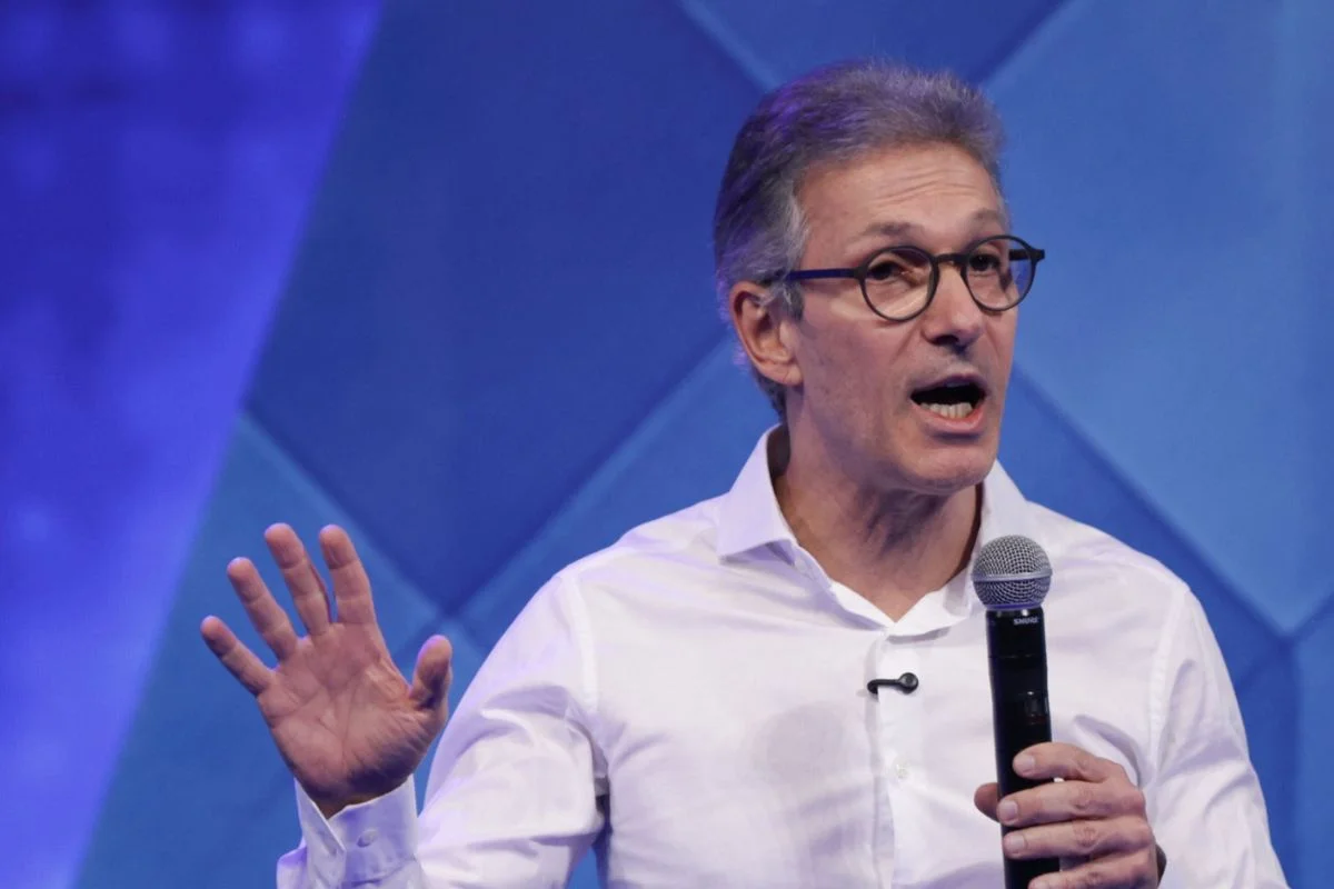 Zema defende alternativa à CLT e critica debate do fim da escala 6x1
