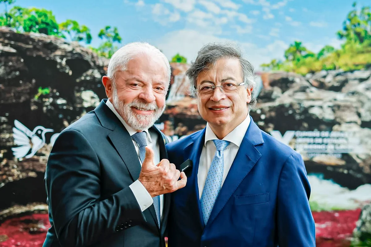 Em ligação com Lula, Petro diz que garante transição pacífica na Colômbia