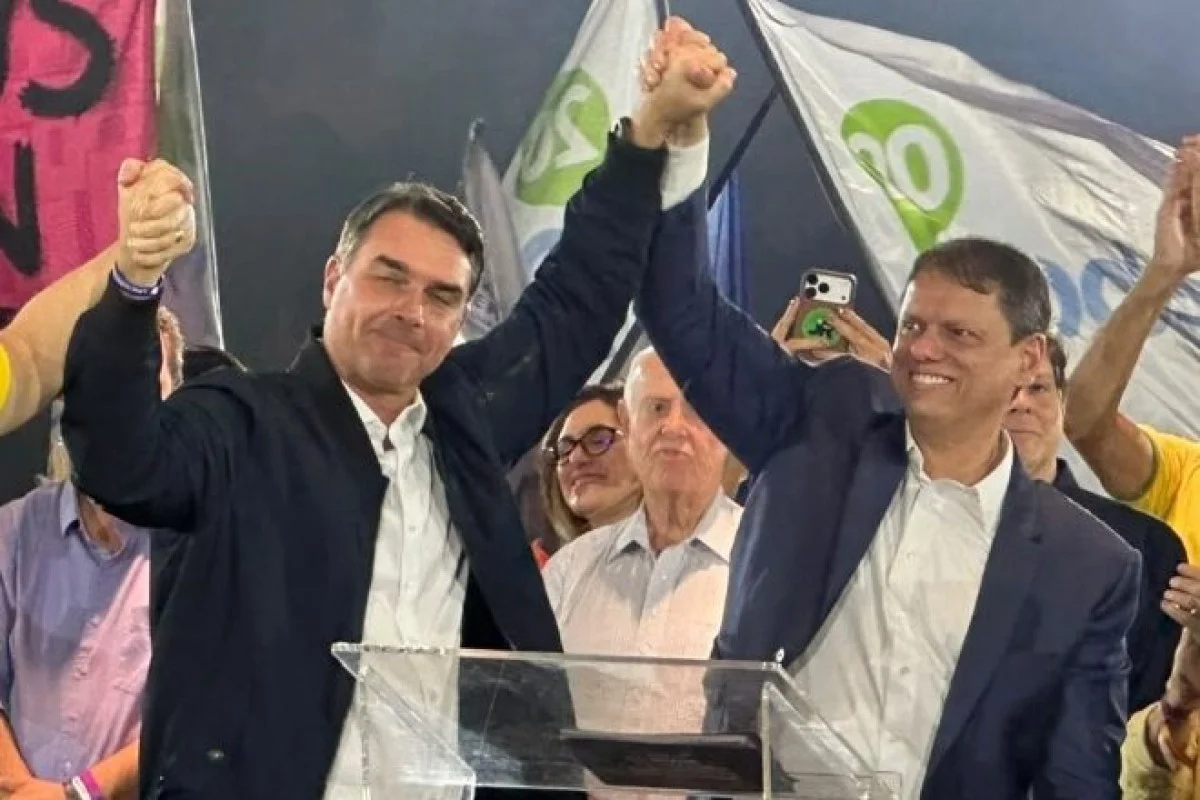 Tarcísio se afasta aos poucos do bolsonarismo enquanto flerta com 2030