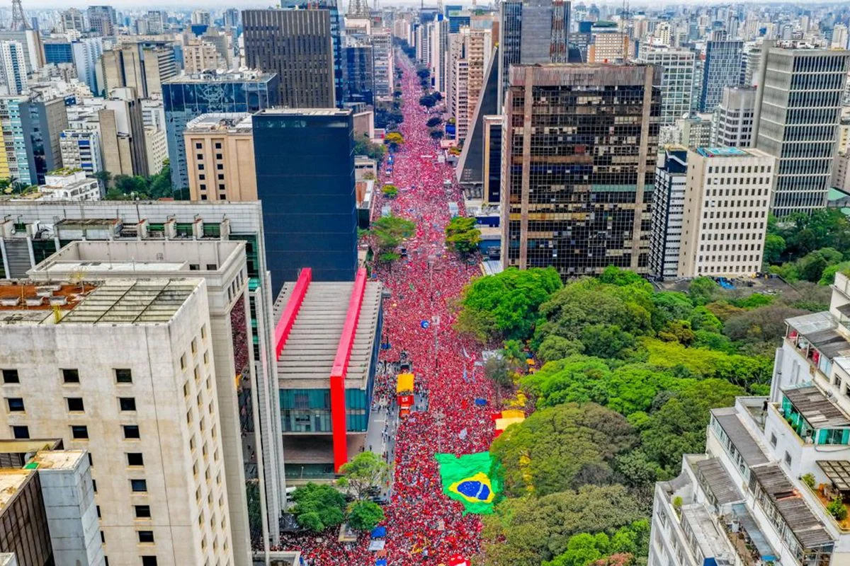 Defesa da democracia e virada de votos mobilizam ato com Lula na Paulista