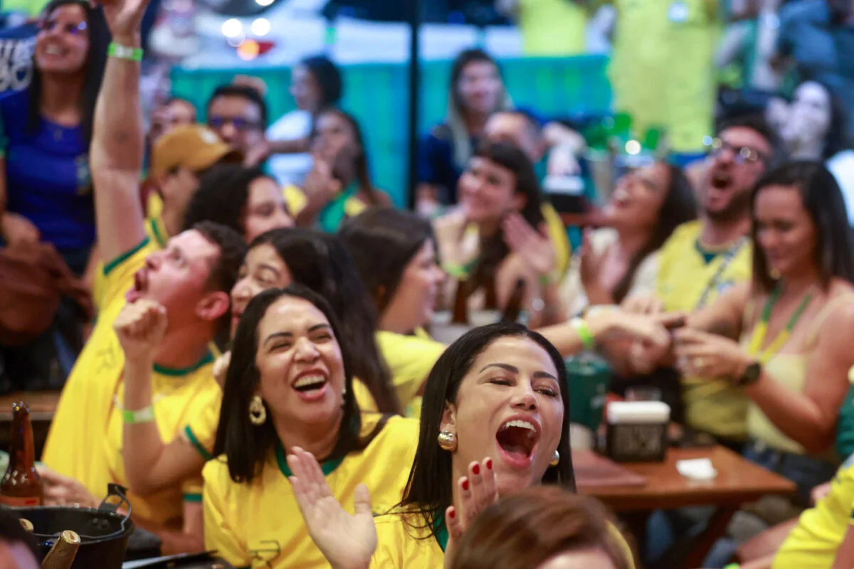 Bares do DF cobram entrada em dia de jogo do Brasil. Prática é legal?