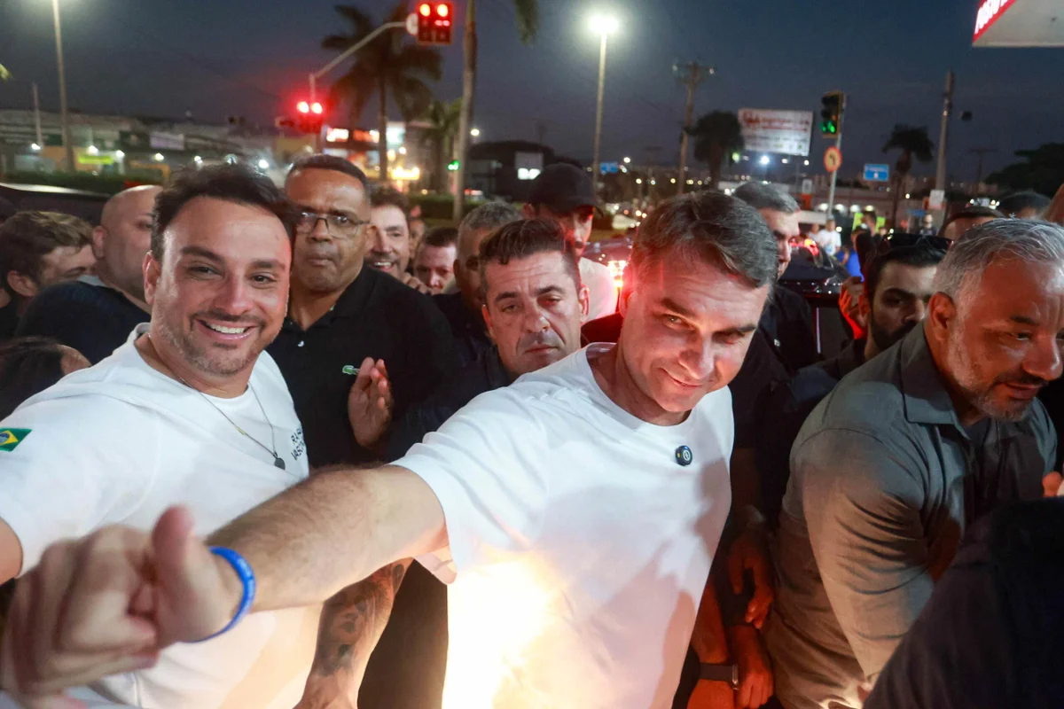 Flávio usa Copa para tentar se aproximar do eleitor de centro