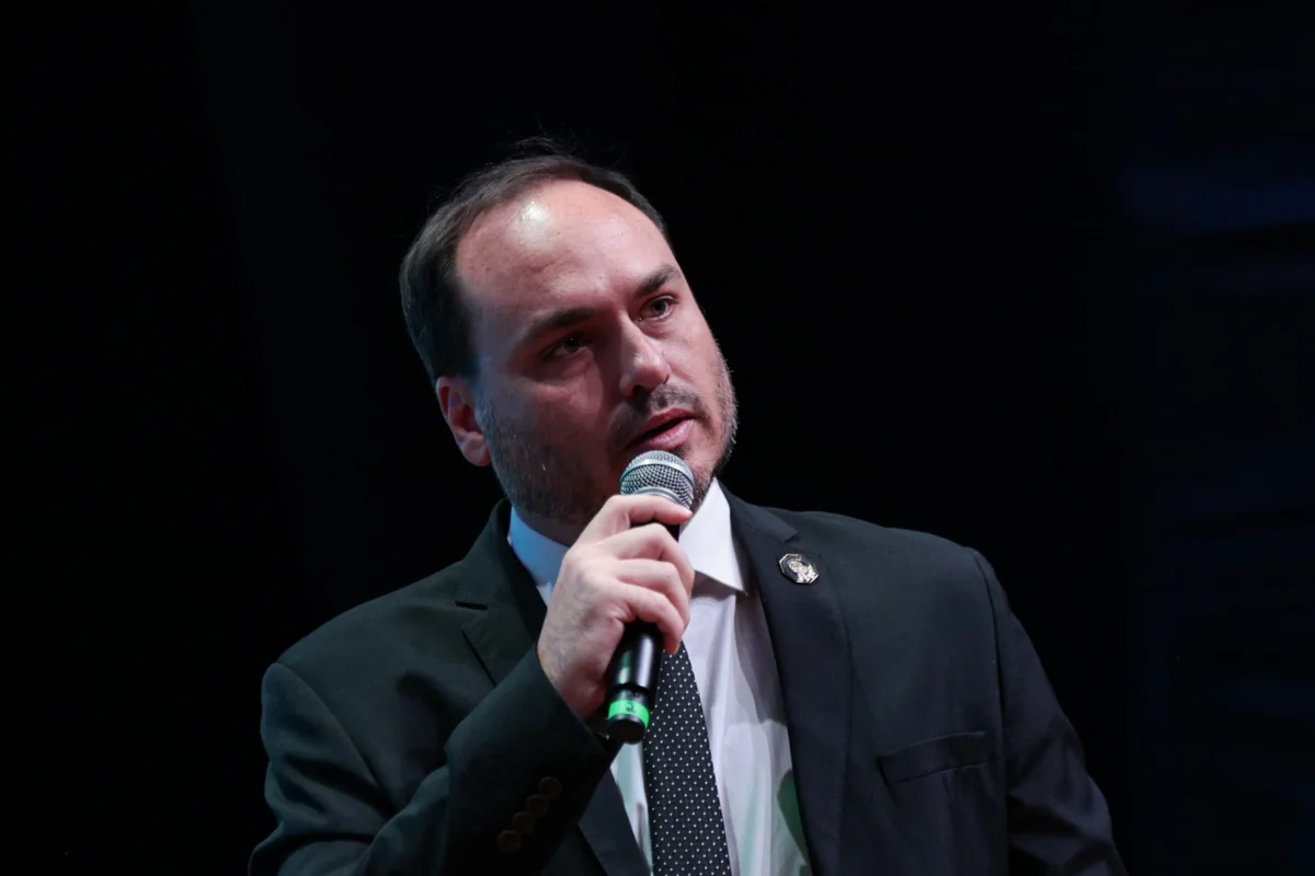 Carlos diz que "renasceu" em SC para justificar candidatura ao Senado