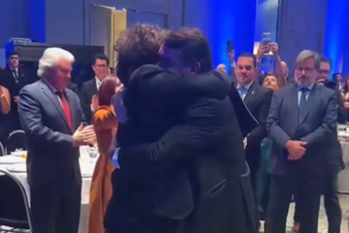 Flávio publica encontro com Milei e diz que "onda azul" está chegando