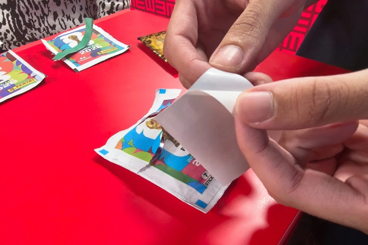 Álbum da Copa: papel que sobra da figurinha precisa de descarte especial