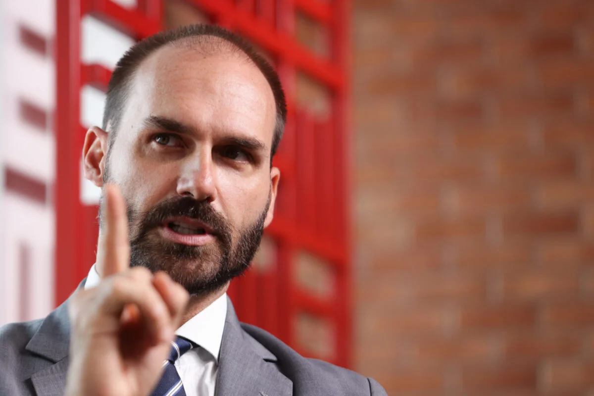 Condenado, Eduardo Bolsonaro segue sem mandado de prisão