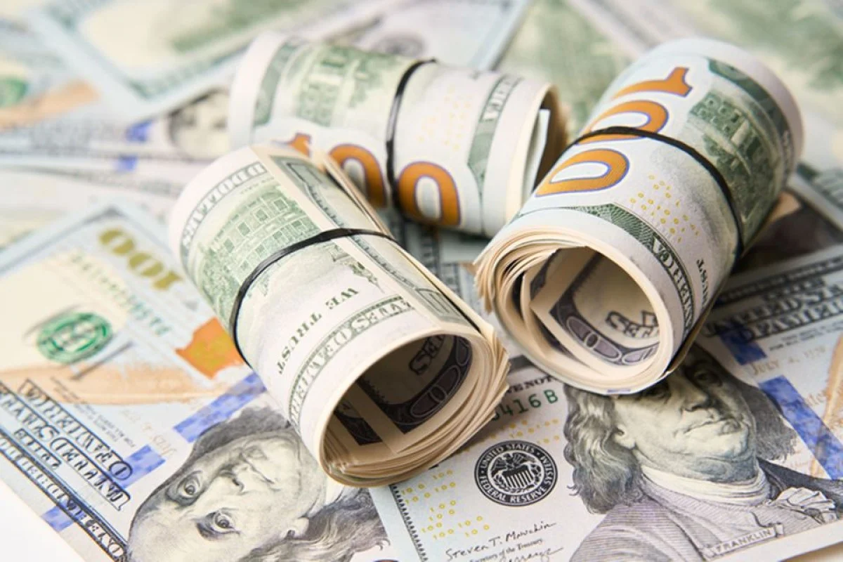 Dólar cai com queda recorde do desemprego e menor fôlego da inflação