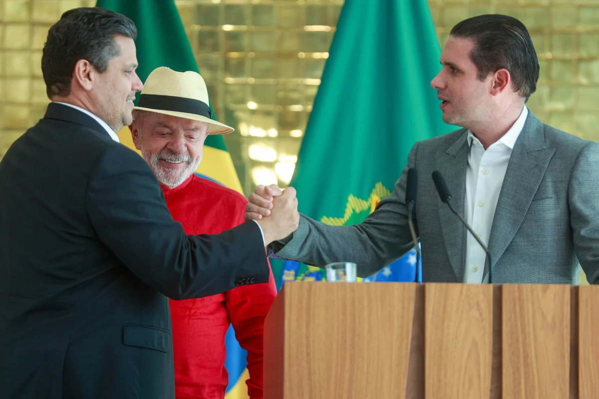 Taxa das blusinhas: Motta anuncia avanço na comissão após reunião com Lula