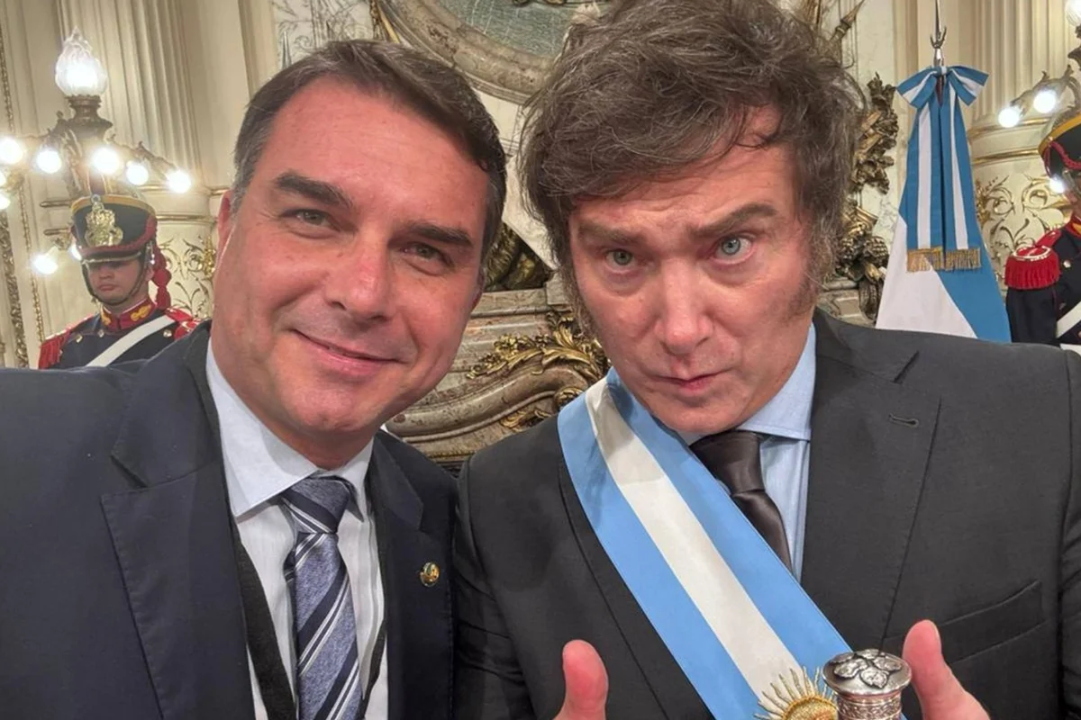 Flávio elogia Milei e diz que Brasil voltará a ser "irmão" da Argentina