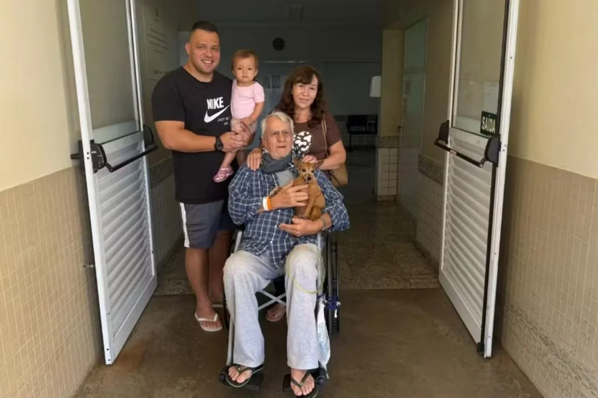 Cachorra visita tutor idoso internado e pula no colo dele em hospital de SP