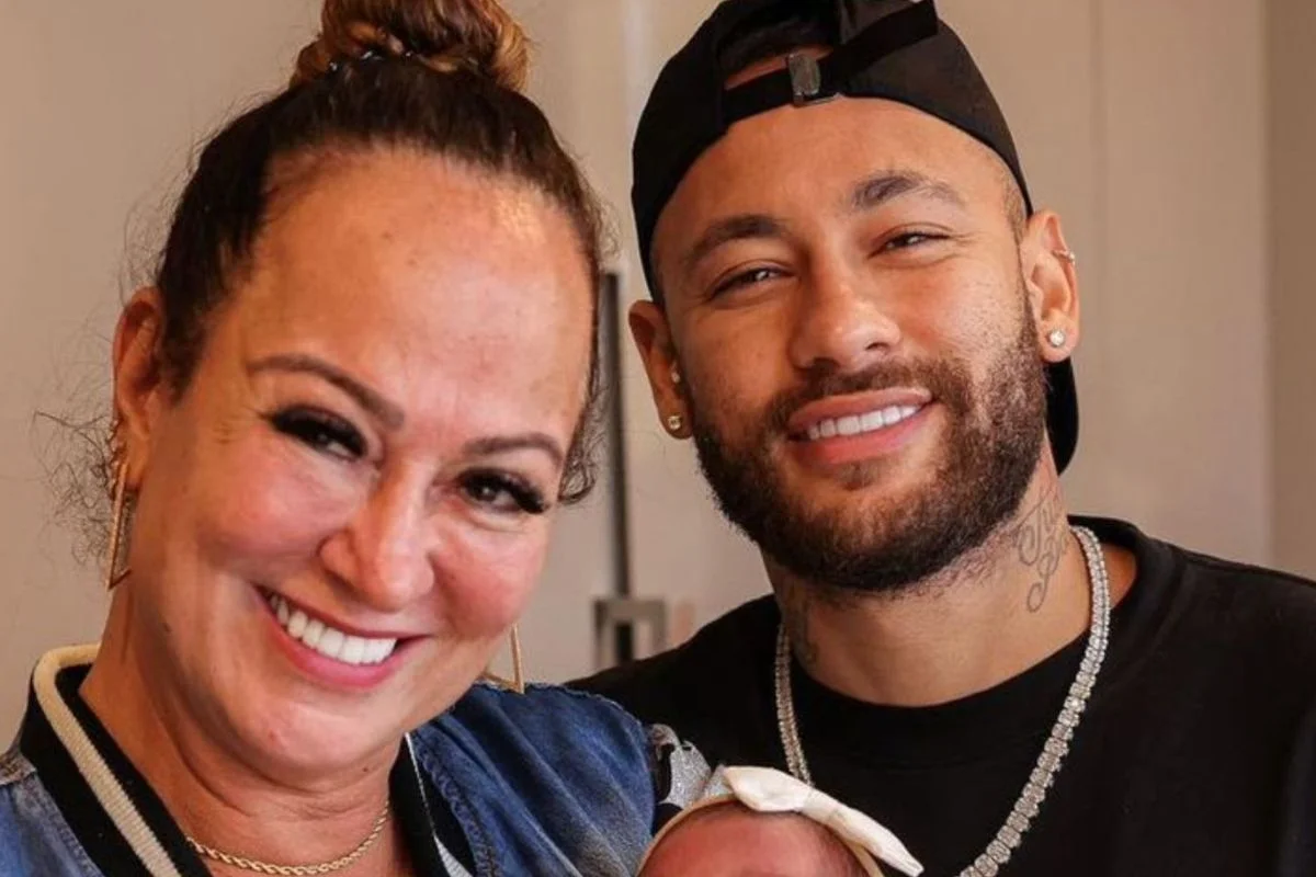 Mãe de Neymar emociona com homenagem ao filho antes de jogo da Seleção