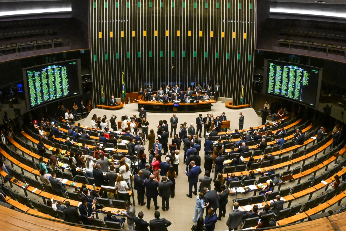 Câmara entra em recesso e deixa pautas polêmicas para agosto