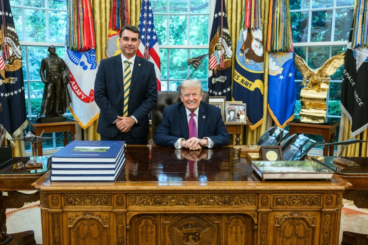 Com tarifaço de Trump em vigor, Flávio volta a responsabilizar Lula