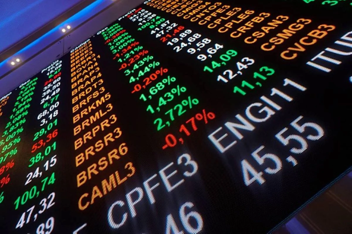 Bolsa tem leve queda em em dia de definição de juros no Brasil e nos EUA