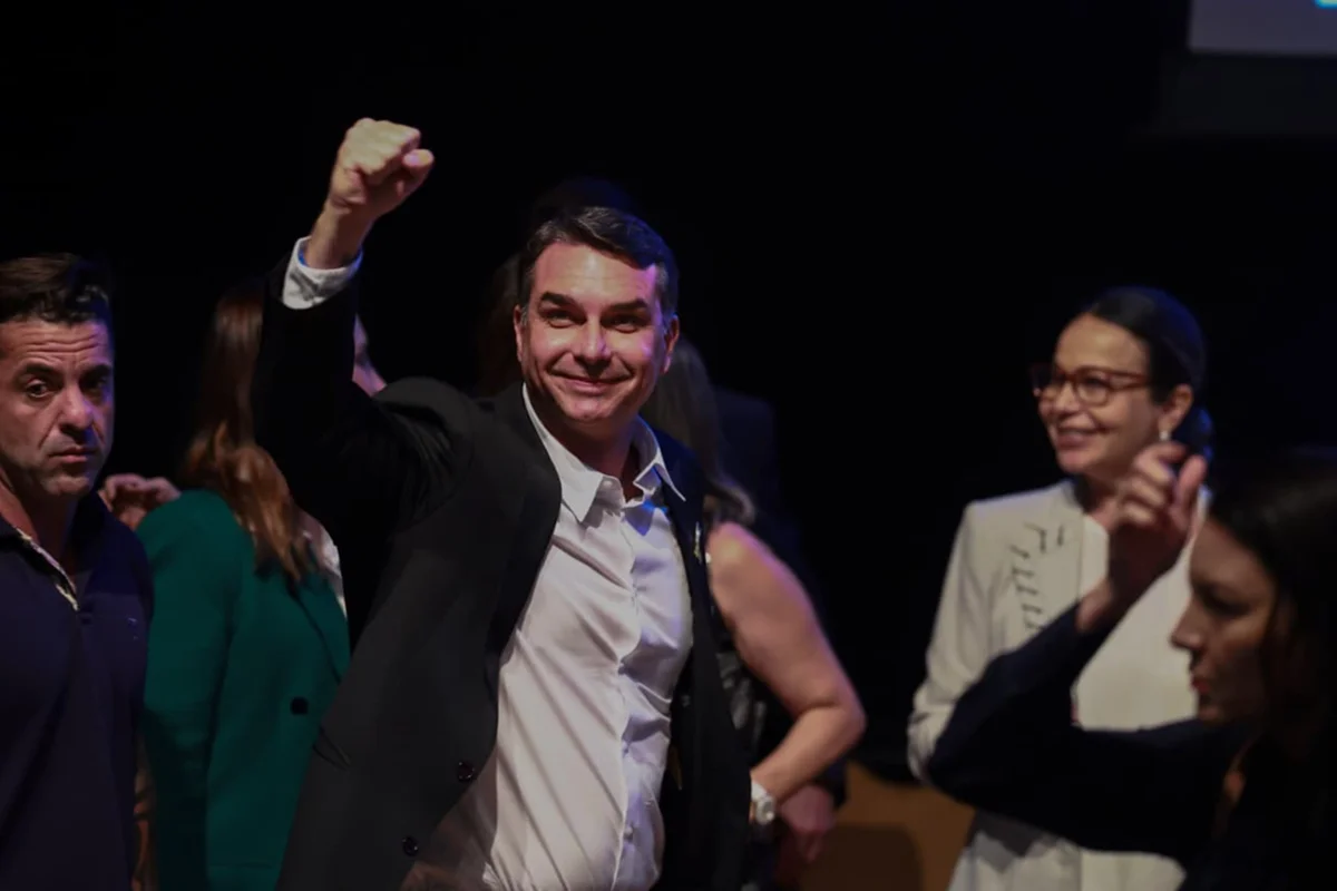 Lulinha e Marcola viram "trunfos" em campanha de Flávio Bolsonaro