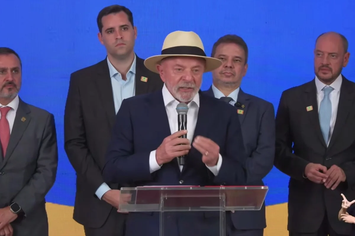 Ao lado de Andrei, Lula promete “desocupar?