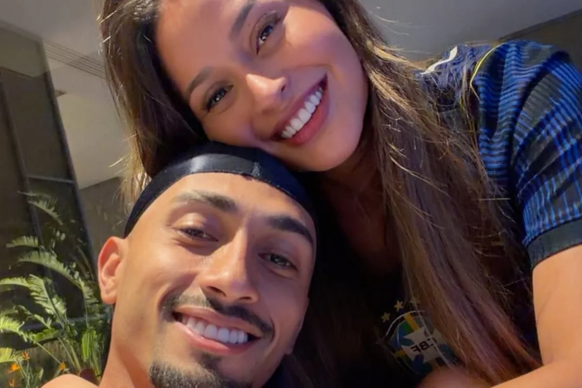 Esposa de Raphinha se declara para o atleta após declaração de Vampeta