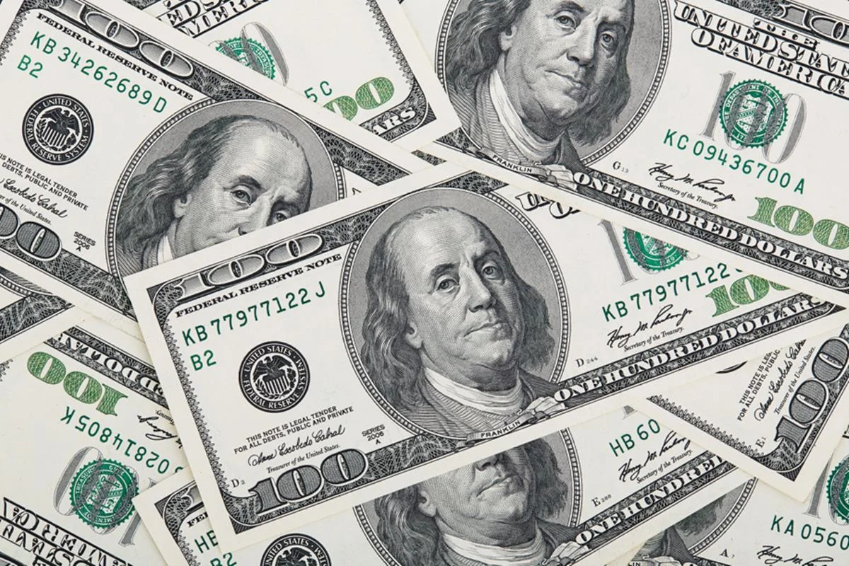 Dólar dispara e volta a R$ 5,20 com expectativa de juros altos nos EUA